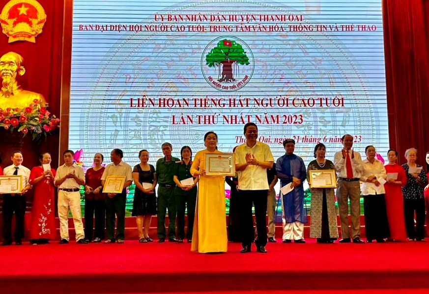 Ban tổ chức trao giải Nhất cho Hội NCT xã Bình Minh, huyện Thanh Oai