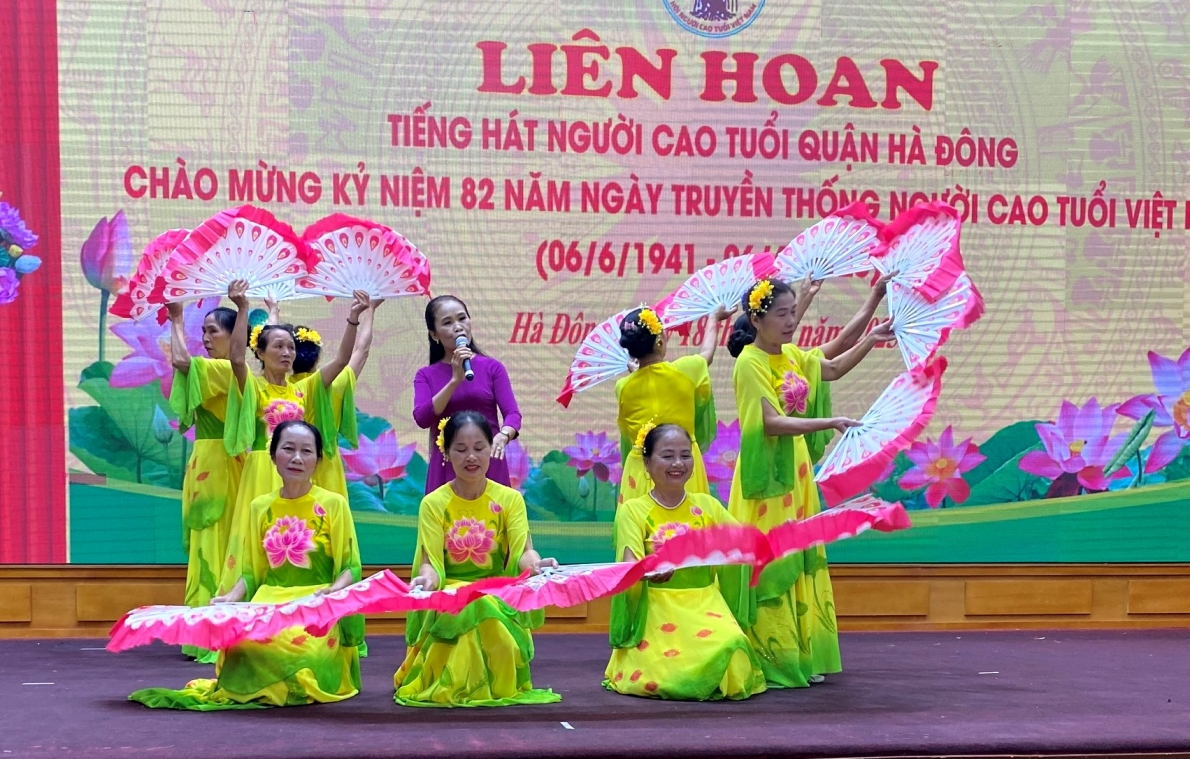 Một tiết mục tại Liên hoan tiếng hát NCT quận Hà Đông