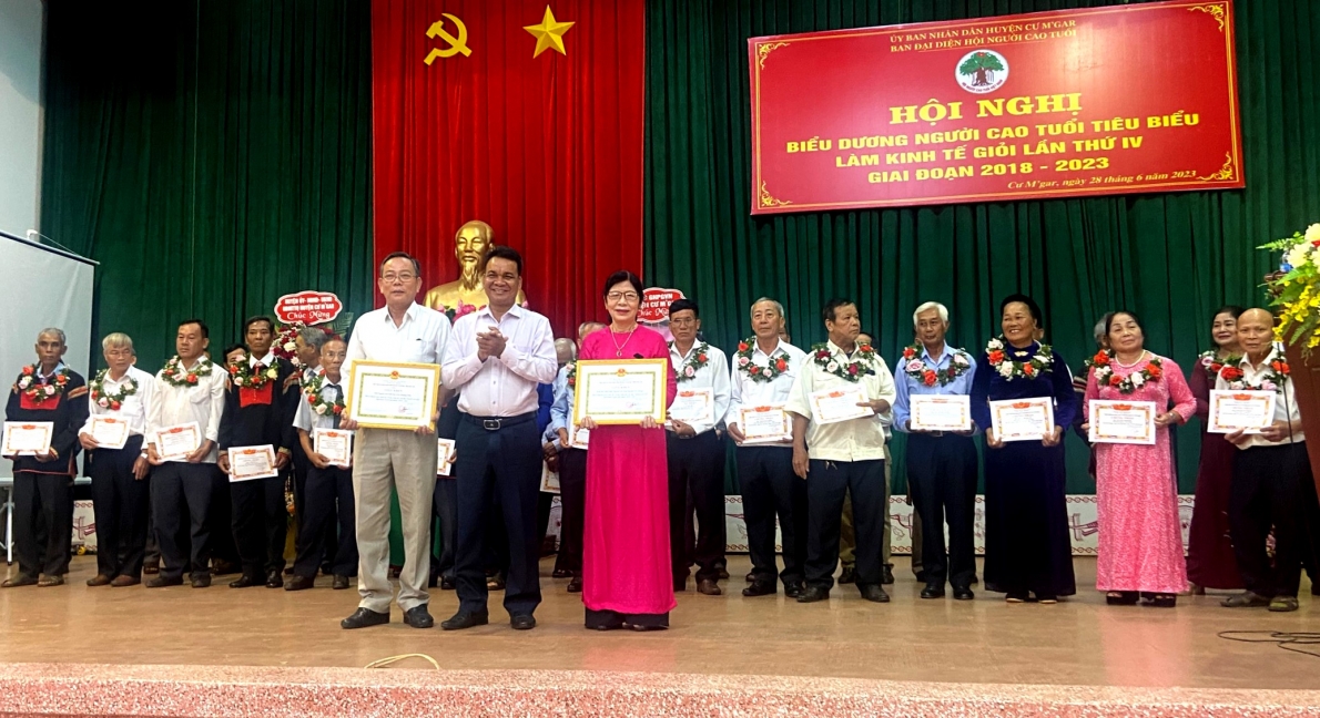 Trao Giấy khen của UBND huyện Cư M'gar, tỉnh Đắk Lắk cho các cá nhân NCT xuất sắc