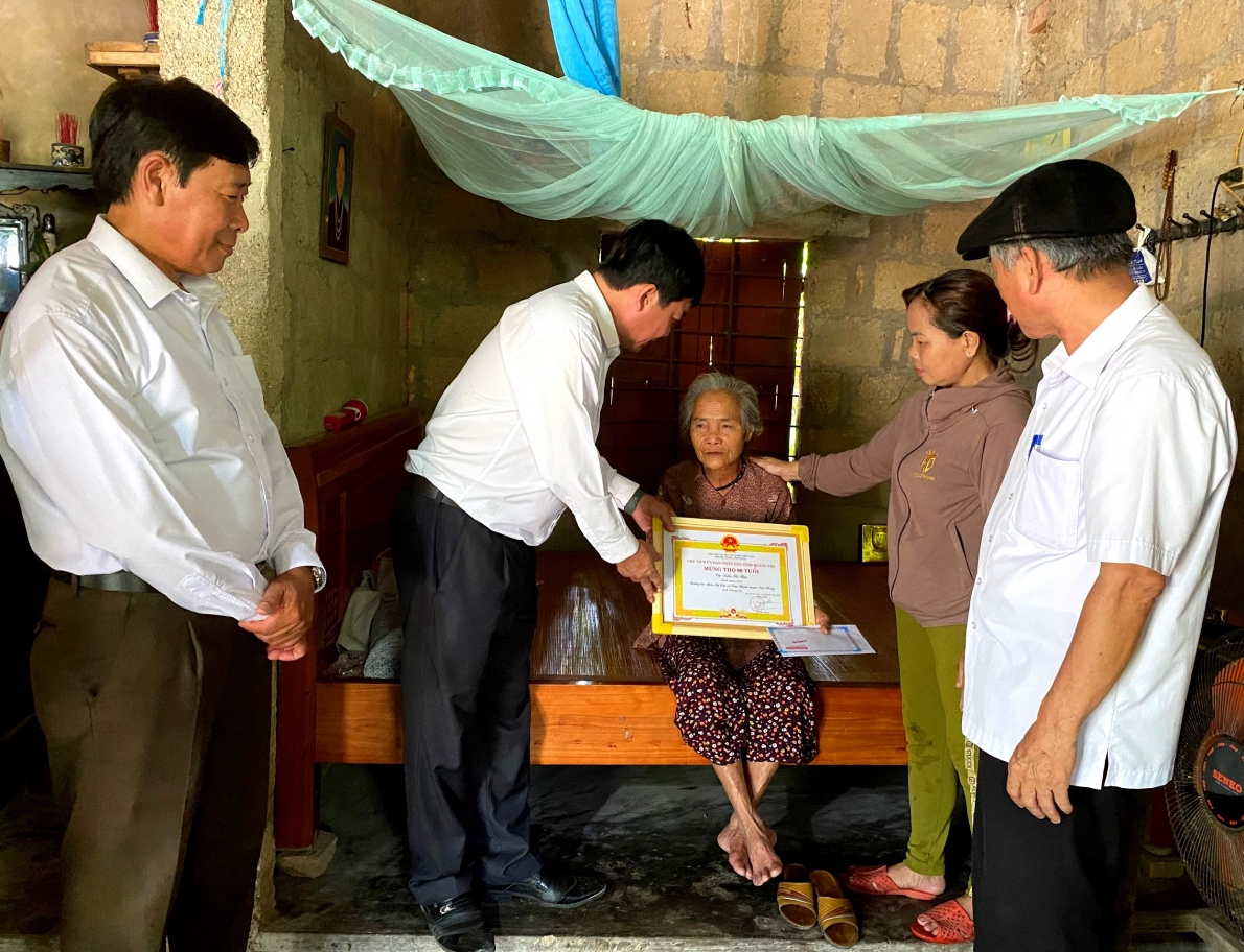 Tặng quà mừng thọ NCT tỉnh Quảng Trị