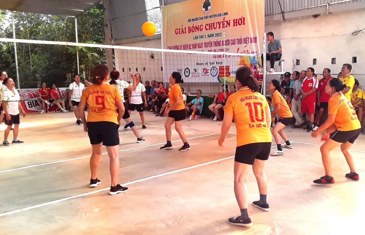 NCT huyện Gio Linh, tỉnh Quảng Trị tích cực luyện tập bóng chuyền hơi tăng cường sức khỏe