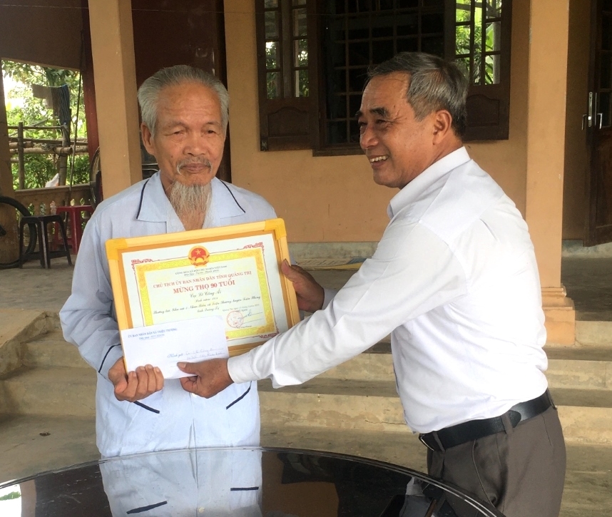 Tặng quà mừng thọ NCT tỉnh Quảng Trị