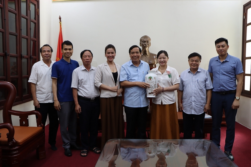   Lãnh đạo Trung ương Hội NCT Việt Nam tặng quà lưu niệm Lãnh đạo Trung ương Hội Giáo dục chăm sóc sức khỏe cộng đồng Việt Nam 