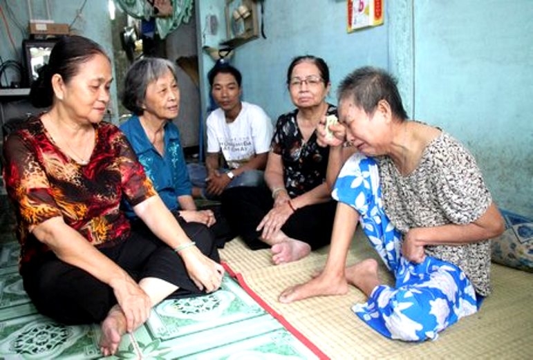 Chăm sóc thành viên khó khăn tại CLB LTHTGN tỉnh Vĩnh Long