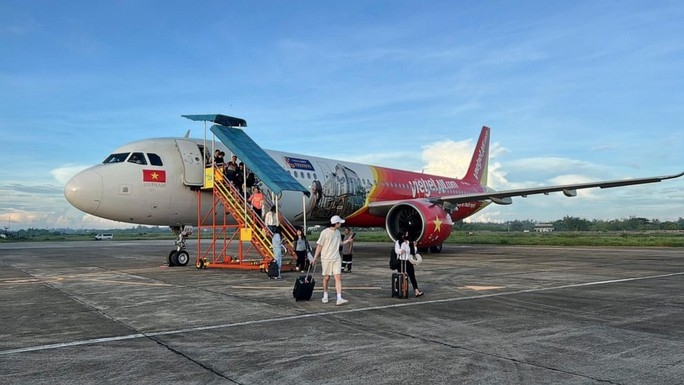 Hành khách rời khỏi máy bay Airbus A321 của Vietjet tại sân bay quốc tế Laoag vào ngày 28/. Ảnh: NLĐ