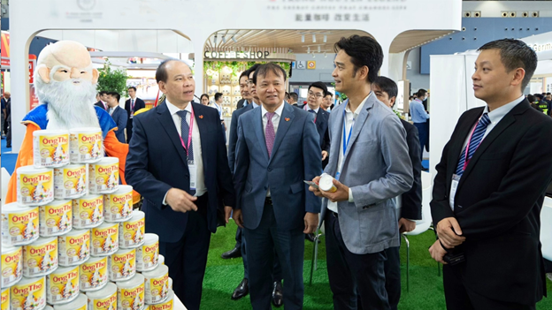 Thứ trưởng Bộ Công thương Đỗ Thắng Hải (đứng giữa) thăm quan gian hàng của Vinamilk tại hội chợ quốc tế Quảng Châu