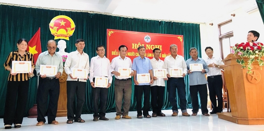 Trao chứng nhận NCT làm kinh tế giỏi.