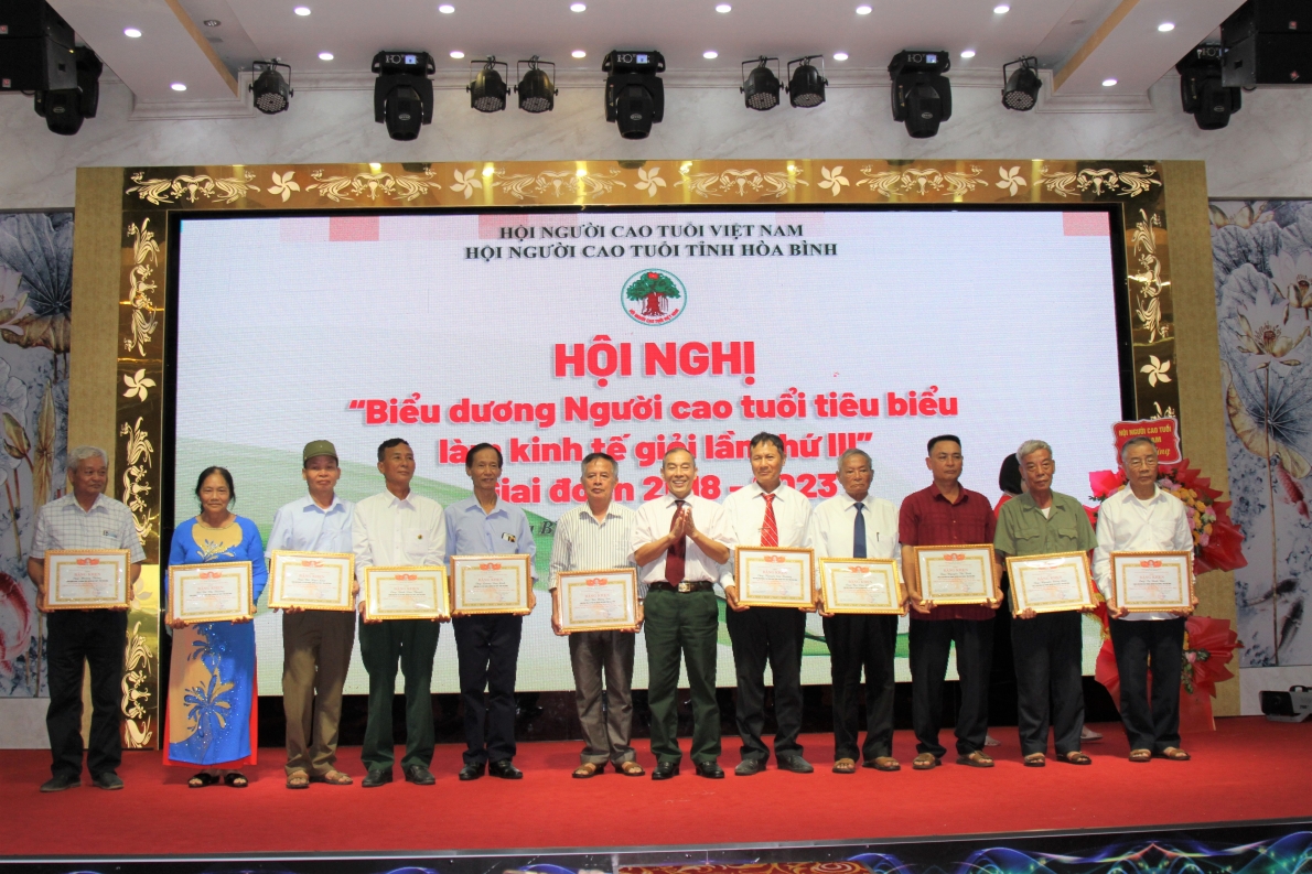 Trao Bằng khen của Hội NCT tỉnh Hòa Bình cho NCT tiêu biểu làm kinh tế giỏi giai đoạn 2018-2023