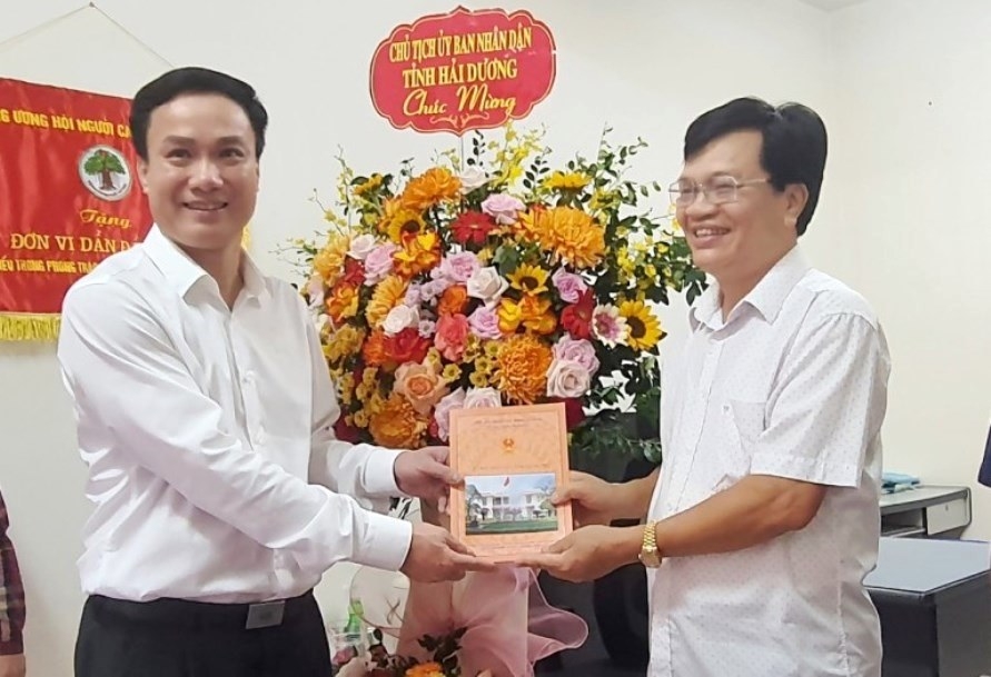 Ông Triệu Thế Hùng, Chủ tịch UBND tỉnh thăm và tặng quà Hội NCT tỉnh