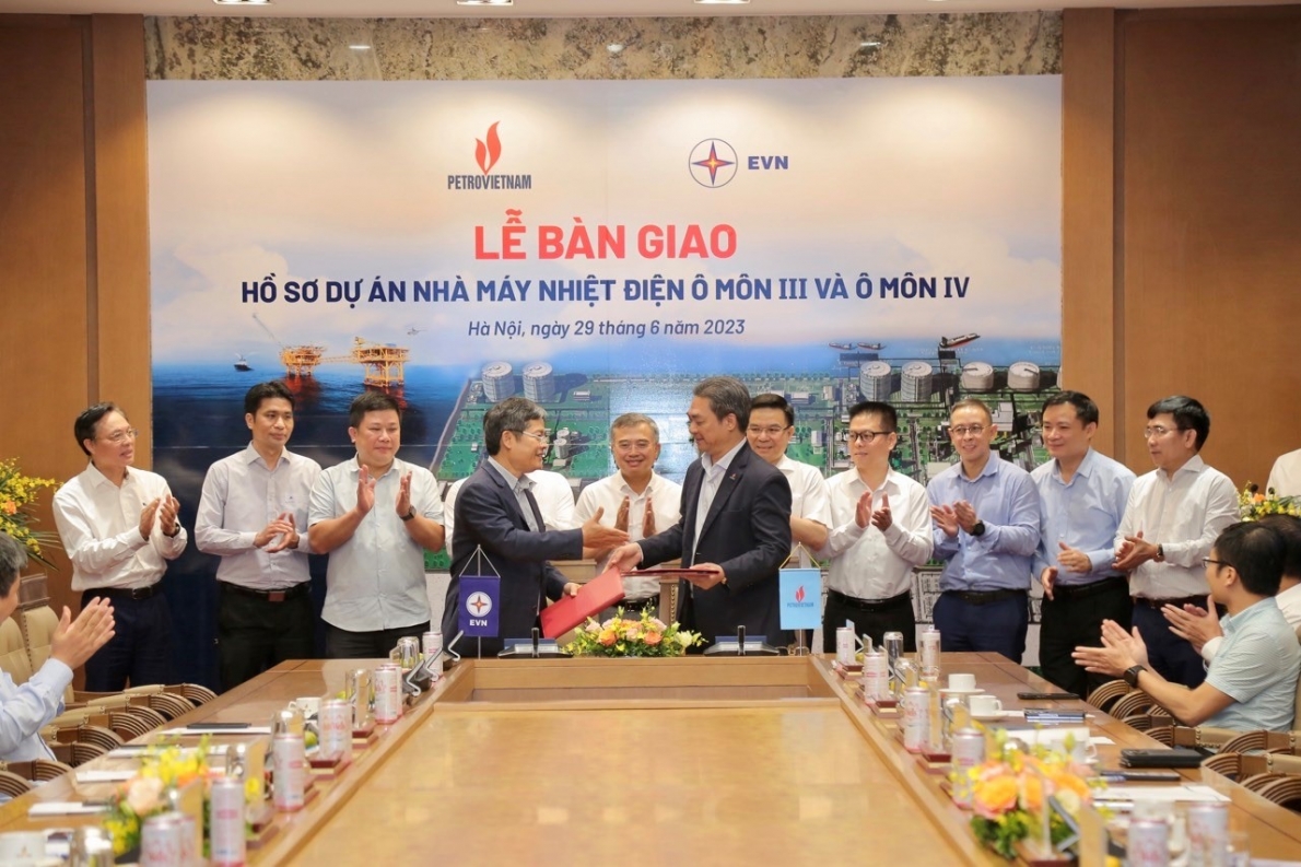 Tiếp nhận bàn giao hồ sơ Dự án Nhà máy Nhiệt điện Ô Môn III và Ô Môn IV