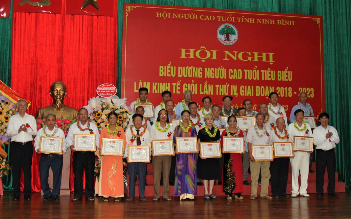 Ông Lê Quang và ông Đinh Ngọc Hà trao Giấy chứng nhận và hoa tôn vinh NCT làm kinh tế giỏi tỉnh Ninh Bình trong 5 năm qua Ông Lê Quang và ông Đinh Ngọc Hà trao Giấy chứng nhận và hoa tôn vinh NCT làm kinh tế giỏi tỉnh Ninh Bình trong 5 năm qua