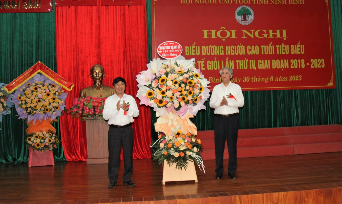 Tổng Biên tập Lê Quang thay mặt Ban Thường vụ Trung ương Hội tặng hoa chúc mừng Hội nghị Tổng Biên tập Lê Quang thay mặt Ban Thường vụ Trung ương Hội tặng hoa chúc mừng Hội nghị
