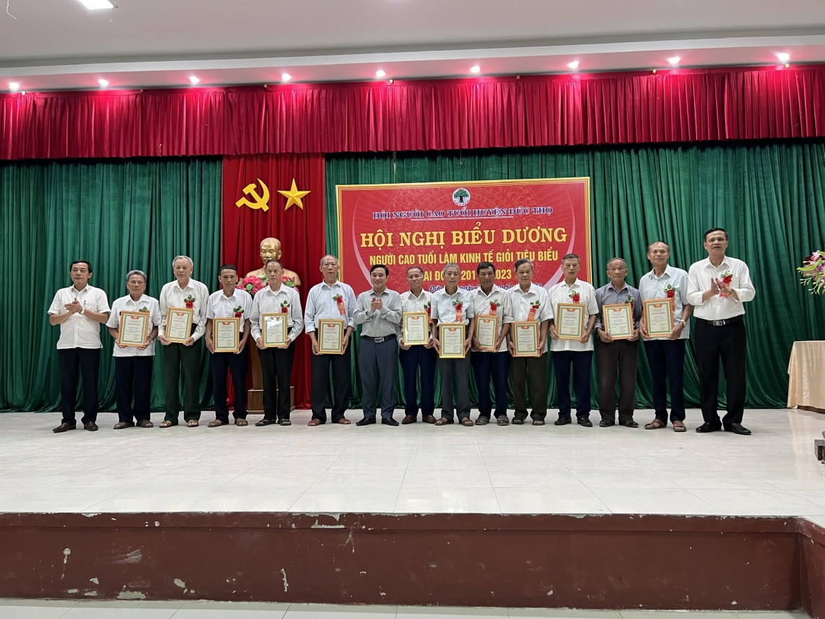 Trao Giấy chứng nhận vinh danh NCT huyện Đức Thọ, tỉnh Hà Tĩnh làm kinh tế giỏi giai đoạn 2018-2023