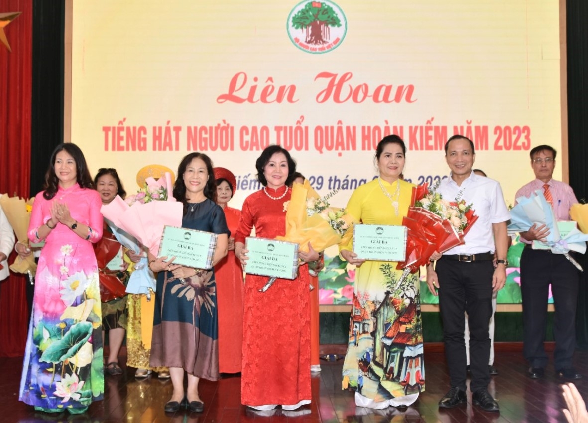 Trao Giải Ba cho Đội văn nghệ Hội NCT các phường Đồng Xuân, Hàng Trống, Hàng Bông