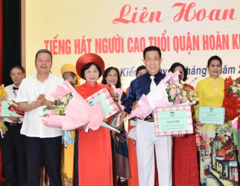 Trao Giải Nhì cho Đội văn nghệ Hội NCT các phường Chương Dương, Lý Thái Tổ