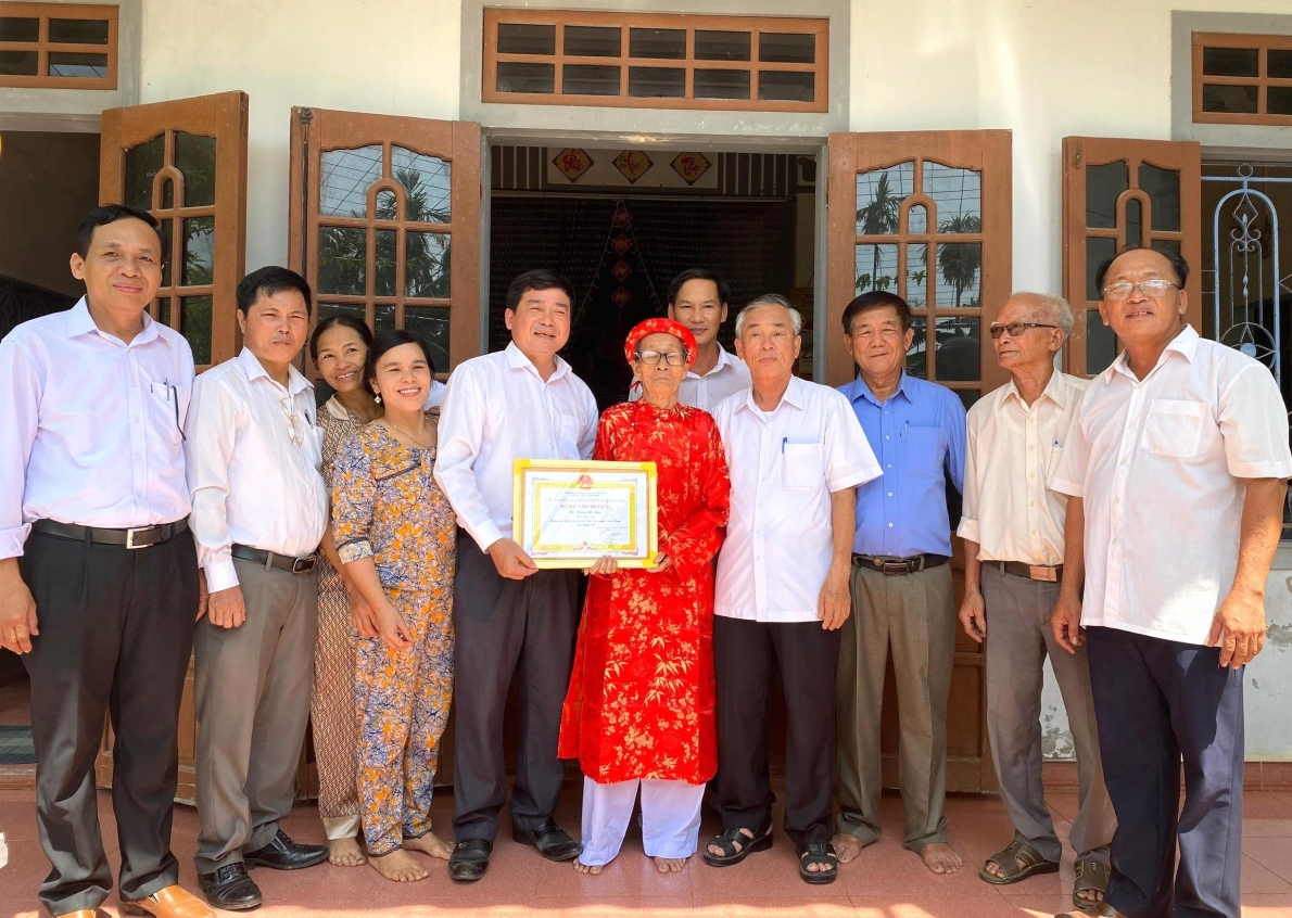 Tặng quà mừng thọ NCT tỉnh Quảng Trị