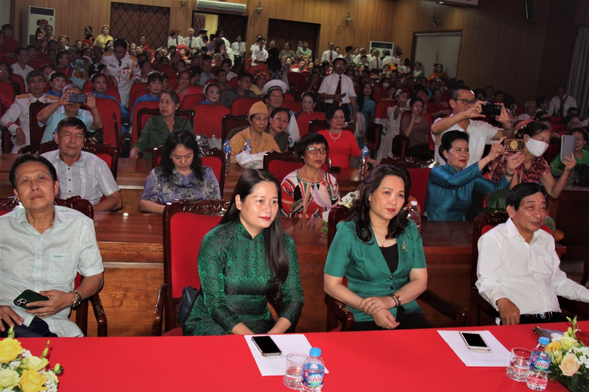 Các đại biểu tham dự Liên hoan tiếng hát NCT quận Ba Đình, TP Hà Nội tối 30/6