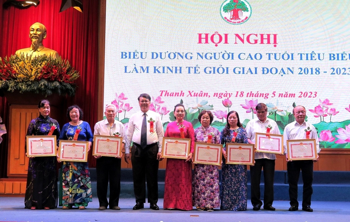 Trao Giấy khen của UBND quận Thanh Xuân cho NCT làm kinh tế giỏi giai đoạn 2018-2023