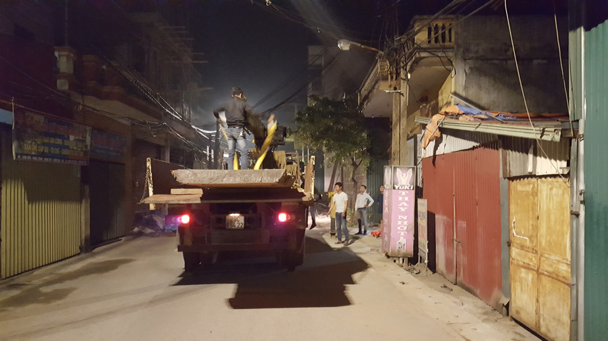 Phôi gỗ Cẩm lai nặng trên 2 tấn, chiều dài 8,33 mét, chiều rộng 1,70 mét và chiều dày 16 cm, trên đường vận chuyển từ Hải Phòng về xưởng.