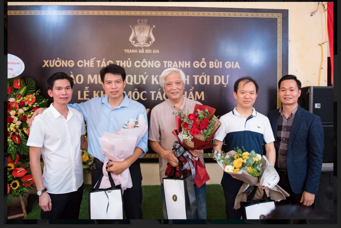 Bùi Trọng Lăng (bên trái) chụp ảnh chung với Ban cố vấn trong ngày lễ khai mộc.