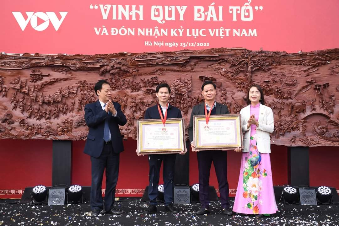  Lễ ra mắt bức tranh “Vinh Quy Bái Tổ”, “…và đón nhận kỷ lục Việt Nam” tại Hà Nội, ngày 23 tháng 12 năm 2022 (Bùi Trọng Lăng - người đứng thứ 2 từ trái qua phải)