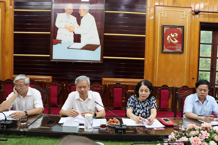 Phó Chủ tịch Phan Văn Hùng và lãnh đạo các Ban của TƯ Hội làm việc với Đoàn Tổ chức hỗ trợ NCT quốc tế