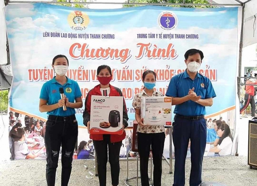 Chương tuyên truyền tư vấn sức khỏe cho các đoàn viên công đoàn.                                                                                     Ảnh: Võ Thị Hương. 	