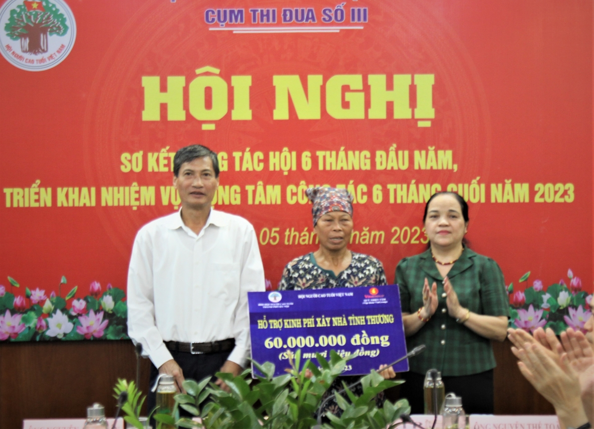 Trao kinh phí hỗ trợ xây nhà tình thương của Quỹ Thiện Tâm cho NCT hoàn cảnh khó khăn huyện Sóc Sơn