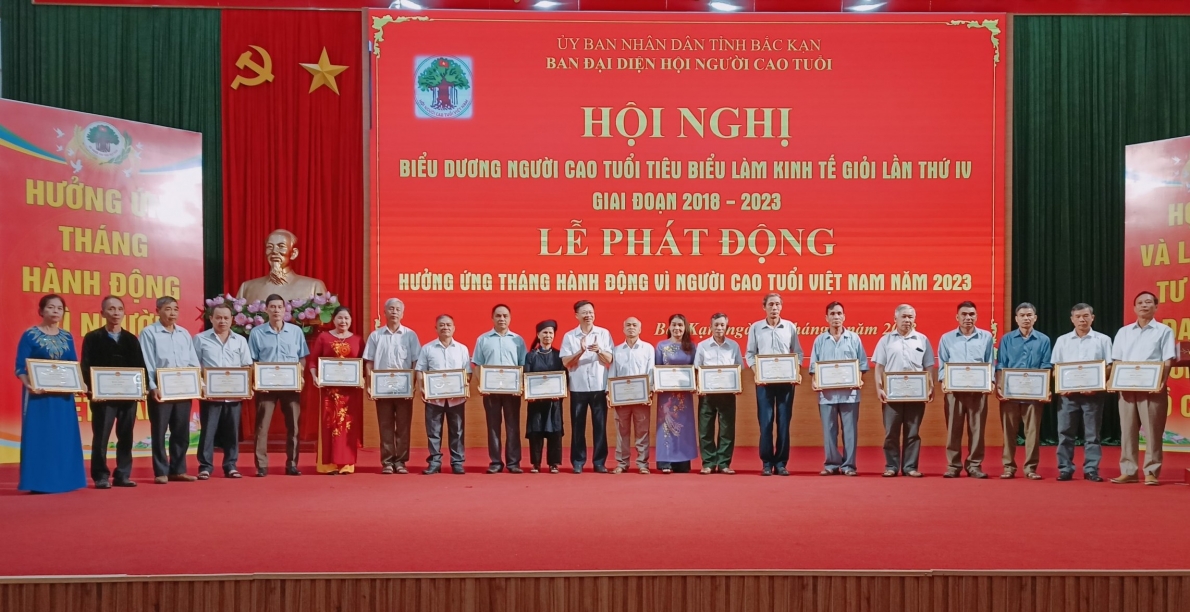 Trao Bằng khen của Chủ tịch UBND tỉnh Bắc Kạn cho NCT tiêu biểu làm kinh tế giỏi.