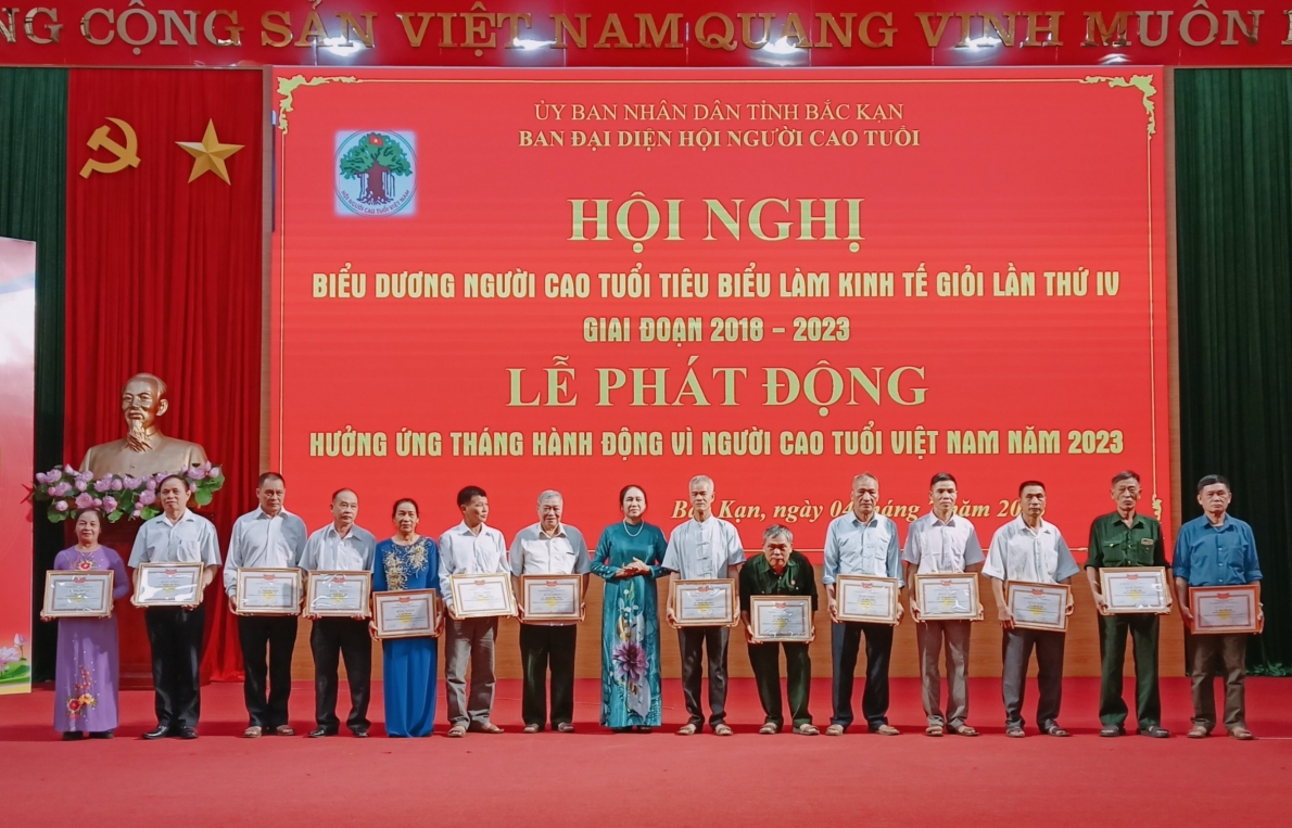 Trao Bằng khen của Hội NCT tỉnh cho các cá nhân  xuất sắc trong phong trào thi đua làm kinh tế giỏi