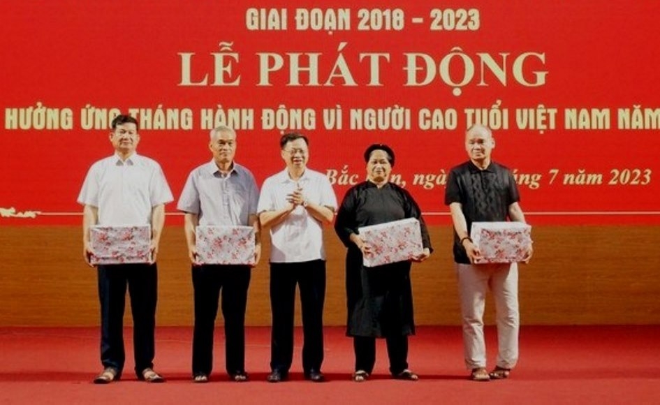 Trao quà cho các cá nhân được đề nghị Trung ương Hội NCT Việt Nam tặng Bằng khen