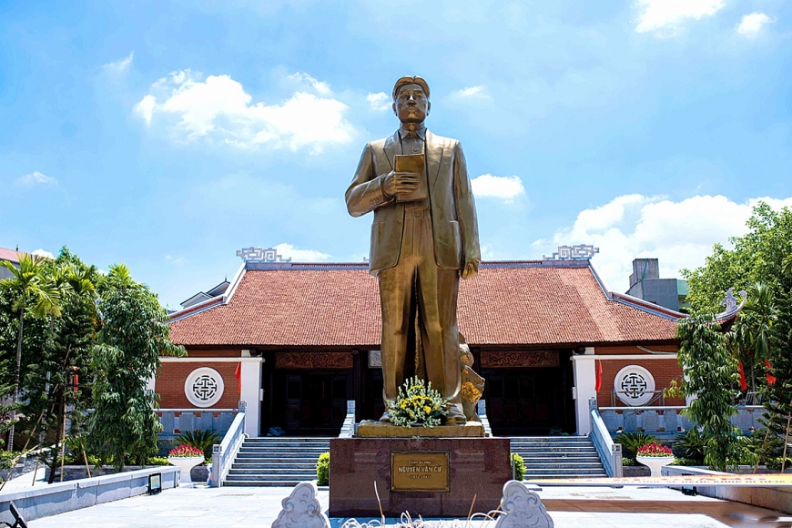 Tượng đài Tổng bí thư Nguyễn Văn Cừ tại Khu lưu niệm ở TP.Từ Sơn