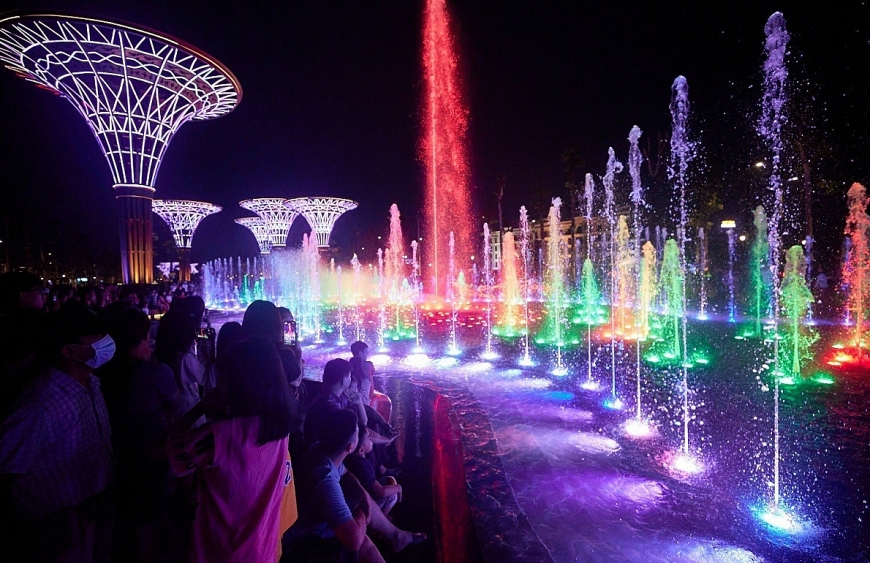 Du khách xem trình diễn nhạc nước tại Quảng trường biển Sầm Sơn