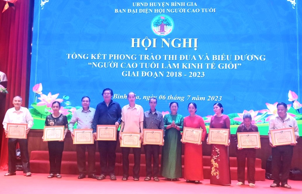 Trao Giấy khen của Hội NCT huyện Bình Gia, tỉnh Lạng Sơn cho NCT tiêu biểu làm kinh tế giỏi giai đoạn 2018-2023