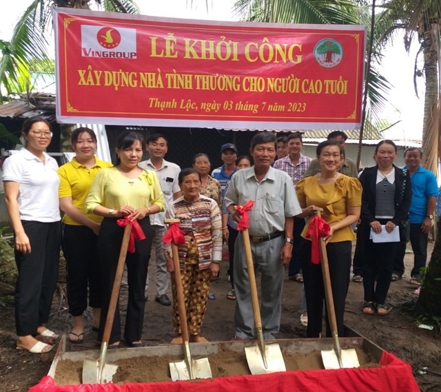 Lãnh đạo Hội NCT huyện cùng UBND xã Thạnh Lộc dự lễ khởi công xây nhà tình thương cho NCT có hoàn cảnh khó khăn.