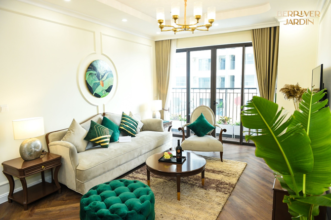 Phòng khách lớn với thiết kế hiện đại, gần gũi thiên nhiên,  trở thành nơi lý tưởng để tụ họp gặp gỡ gia đình và bạn bè