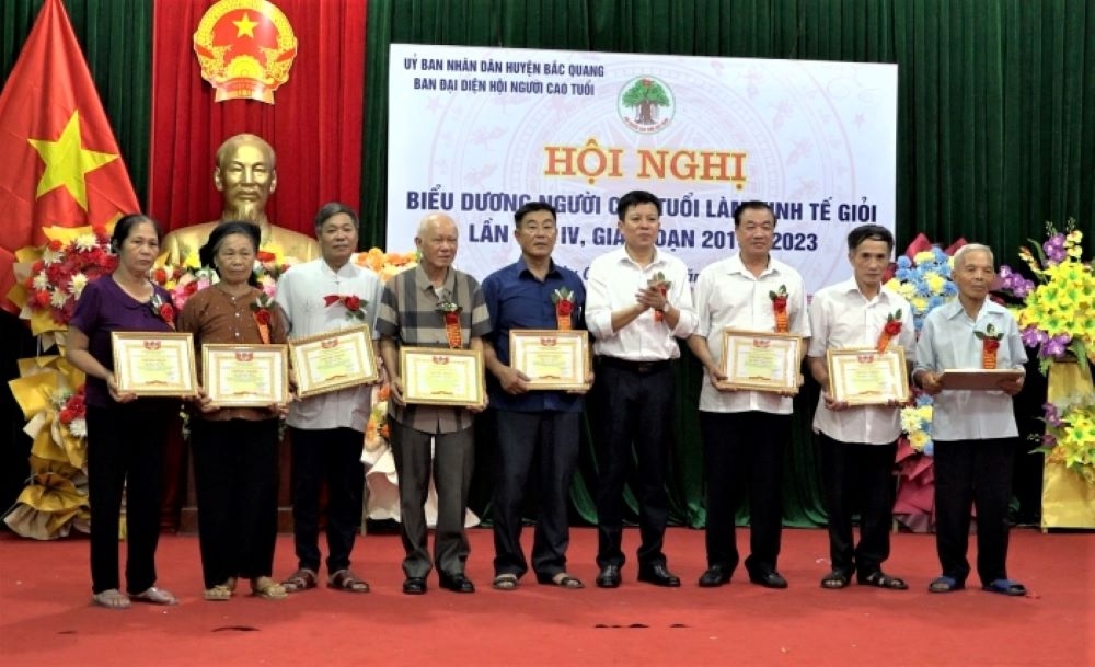 Lãnh đạo Hội NCT huyện Bắc Quang trao Giấy chứng nhận tôn vinh NCT làm kinh tế giỏi cấp huyện