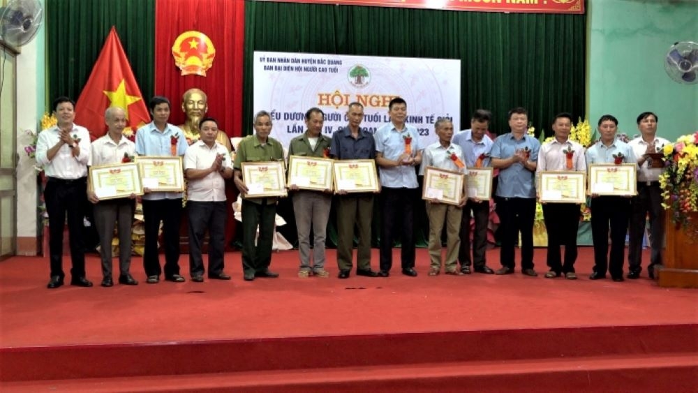 Lãnh đạo UBND và Ủy ban MTTQ huyện trao Giấy khen cho 10 NCT tiêu biểu làm kinh tế giỏi cấp huyện,