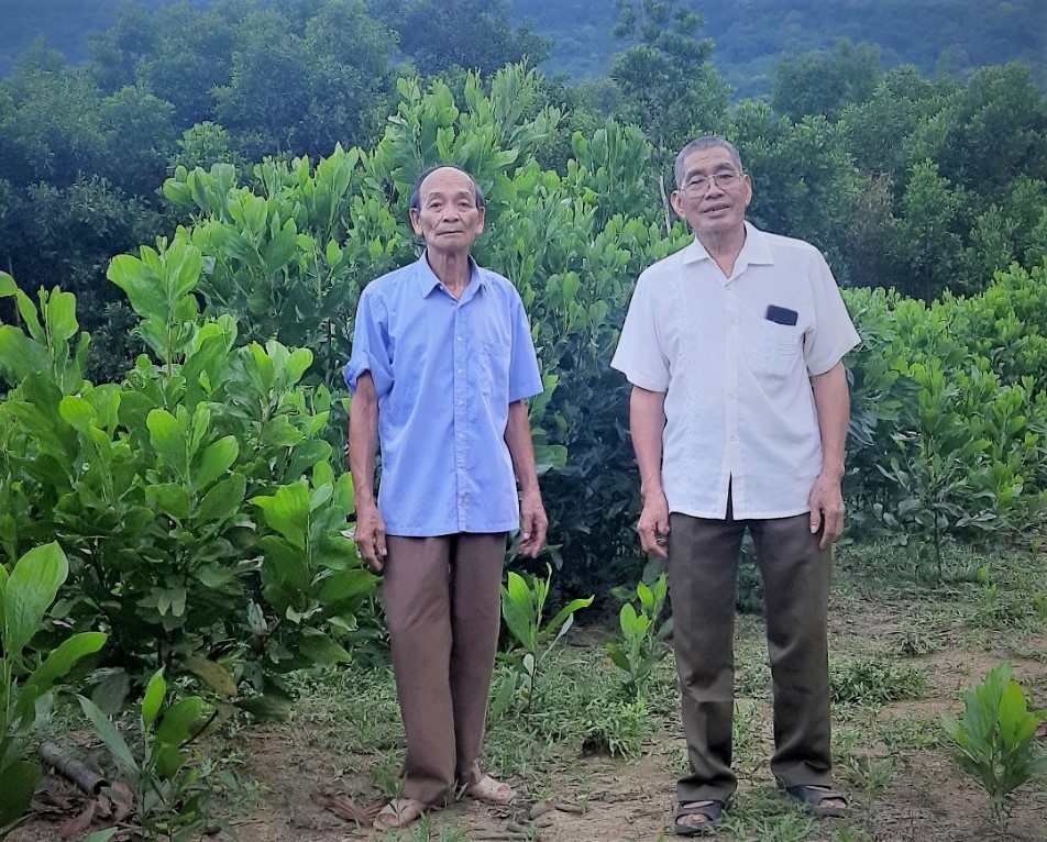 Ông Hà Thanh Ngọc (bên trái) dẫn khách đi thăm trang trại