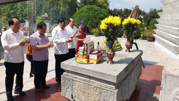 Đoàn công tác Hội NCT Việt Nam thăm viếng các nghĩa trang liệt sỹ và các Khu di tích lịch sử khu vực Bắc Miền Trung