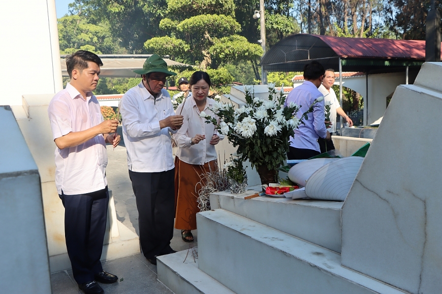 Đoàn công tác Hội NCT Việt Nam thăm viếng các nghĩa trang liệt sỹ và các Khu di tích lịch sử khu vực Bắc Miền Trung