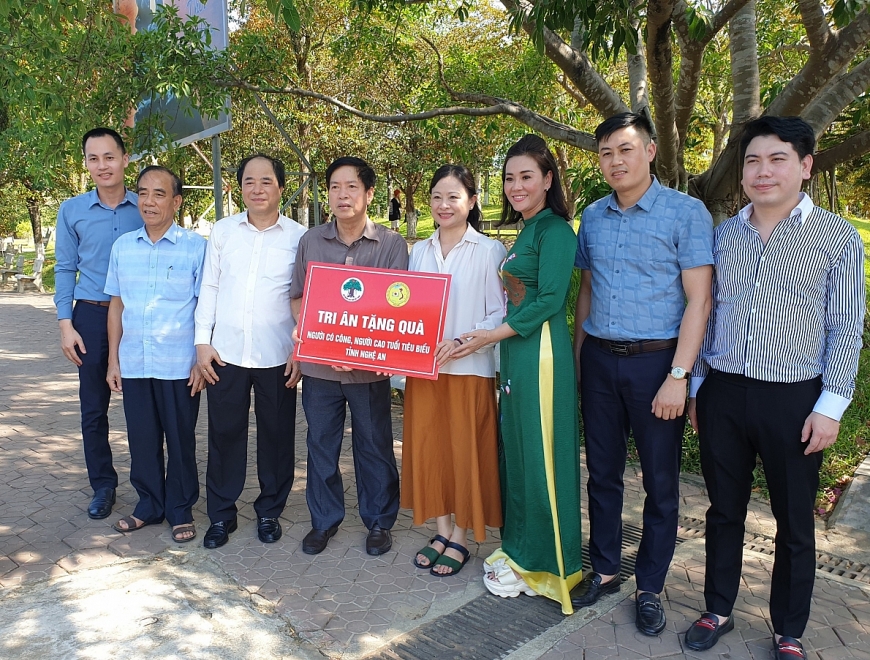 Đoàn công tác Hội NCT Việt Nam thăm viếng các nghĩa trang liệt sỹ và các Khu di tích lịch sử khu vực Bắc Miền Trung