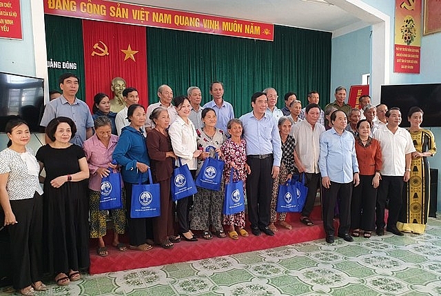 Đoàn công tác Trung ương Hội Người cao tuổi Việt Nam và đại diện Hội giáo dục chăm sóc sức khỏe Việt Nam trao quà tri ân cho người có công với cách mạng là người cao tuổi tỉnh Quảng Bình, Quảng trị.