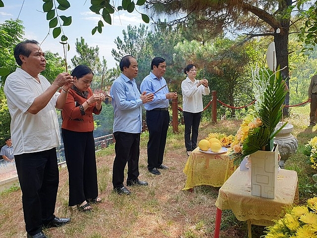 đoàn công tác do Chủ tịch Nguyễn Thanh Bình dẫn đầu đến dâng hương và viếng mộ Đại tướng Võ Nguyên Giáp