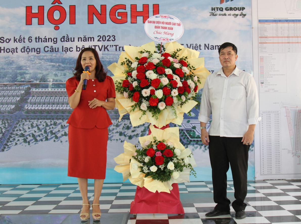 Hội NCT quận Thanh Xuân tặng hoa chúc mừng Hội nghị