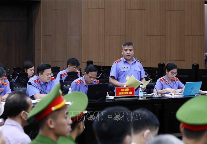 Đại diện Viện Kiểm sát công bố bản cáo trạng đối với các bị cáo. Ảnh: Phạm Kiên/TTXVN