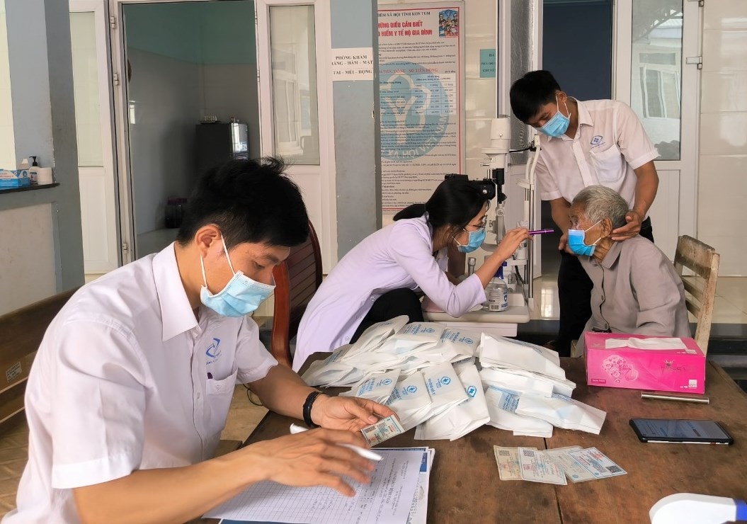 Bệnh viện Mắt Quốc tế Sài Gòn - Gia Lai khám và điều trị các bệnh về mắt cho NCT huyện Kbang