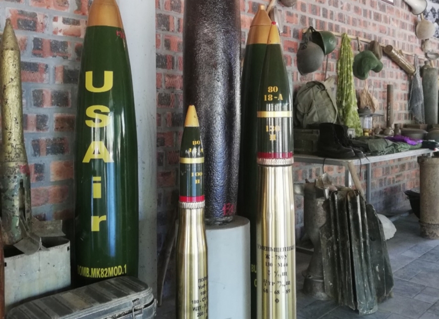 Một số vỏ bom được sơn lại và dán các thông số về chiều dài, cân nặng, loại bom.