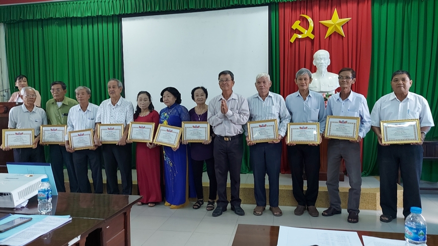 Ông Trần Quang Ngoan đứng thứ 2 từ phải qua được huyện khen thưởng cao tuổi làm kinh tế Giỏi