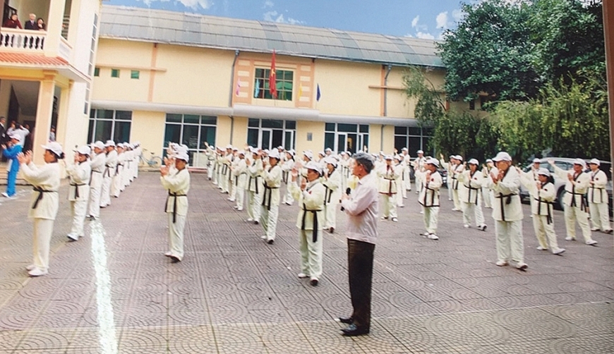 Ông Vũ Xuân Chiêm hướng dẫn tập luyện, biểu diễn Thái cực trường sinh đạo.